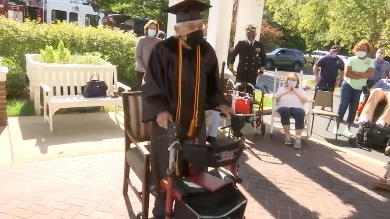 Veterano de la Segunda Guerra Mundial recibe su diploma de secundaria justo antes de cumplir 100 años