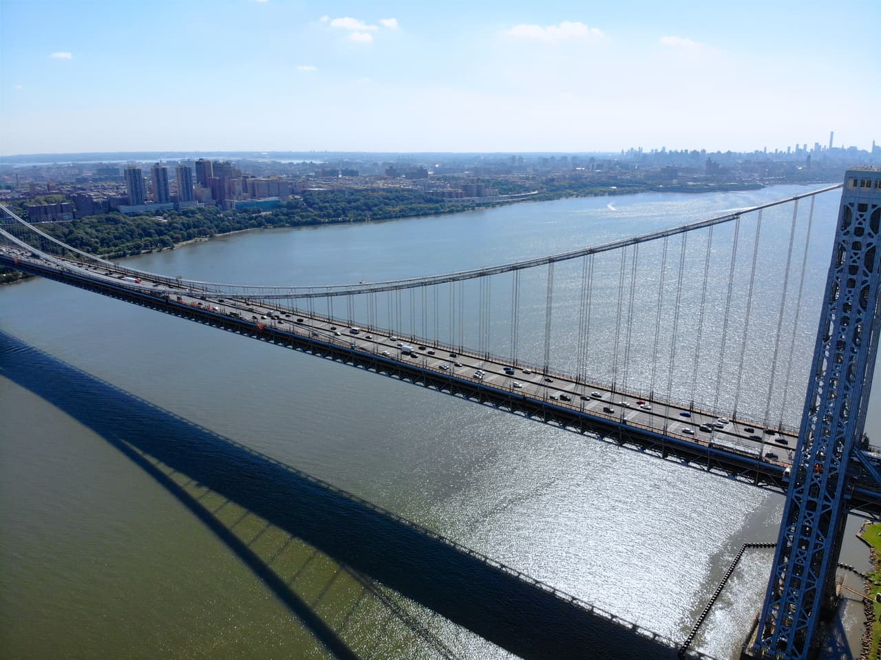 <b>New Jersey: Fort Lee. – Obtuvo 65.95 de 100 puntos dentro de las mejores ciudades de clase media para vivir. </b>Es una ciudad en la frontera este del condado de Bergen, Nueva Jersey, situada en el paseo marítimo del Hudson. A principios del siglo XX se convirtió en el lugar de nacimiento de la industria cinematográfica estadounidense, con la construcción de 'Black Maria' de Thomas Edison, el primer estudio cinematográfico en West Orange. Cuenta con un excelente servicio de salud y gran variedad de escuelas públicas y privadas de alto nivel.