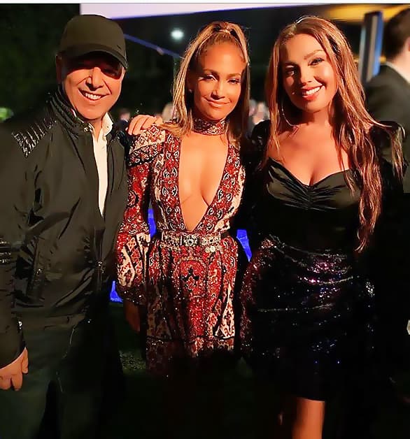 Este viernes la cantante asistió a una fiesta pre-Super Bowl en el que también se dieron cita Thalía y Tommy Mottola, entre otras personalidades.