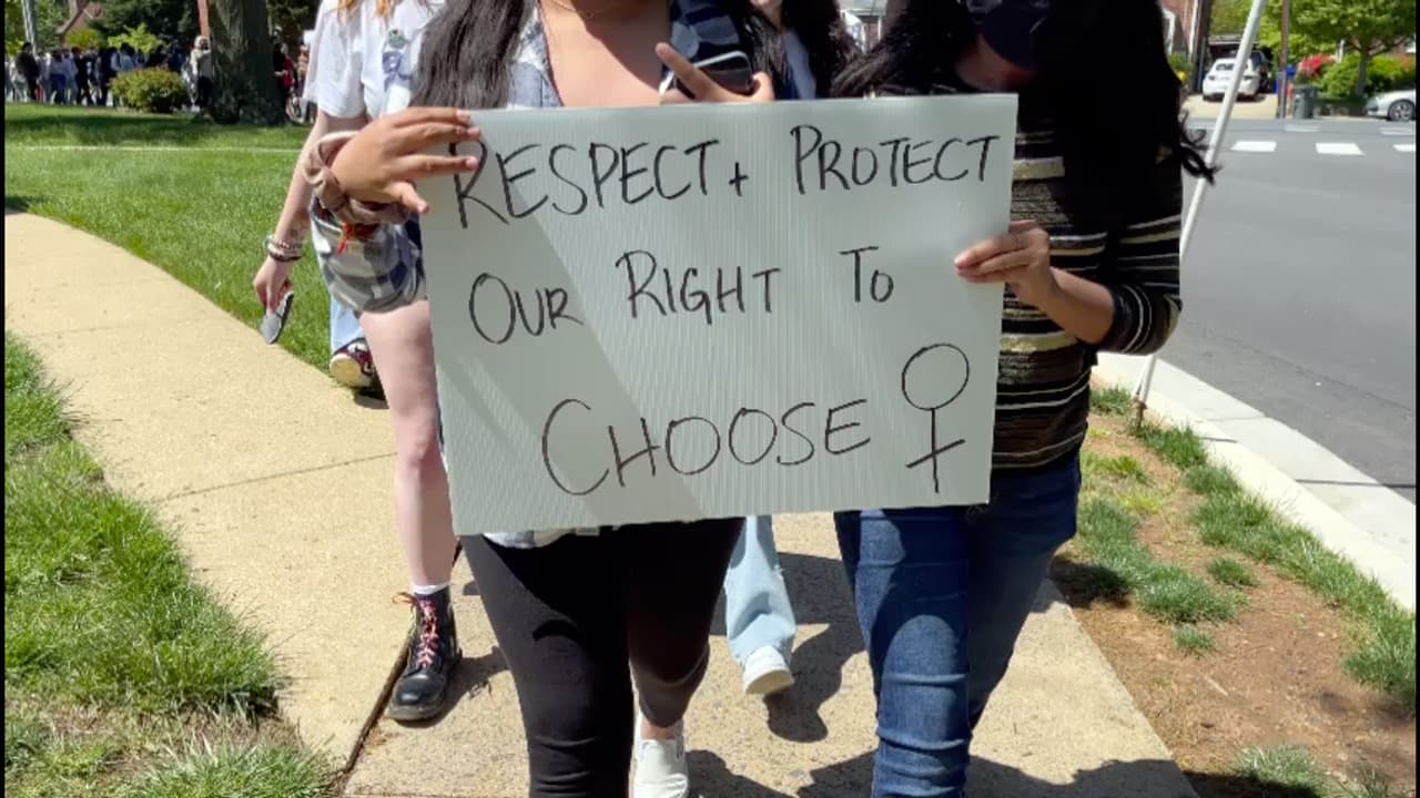 Estudiantes de Virginia salen a protestar a favor de mantener el acceso al aborto legal