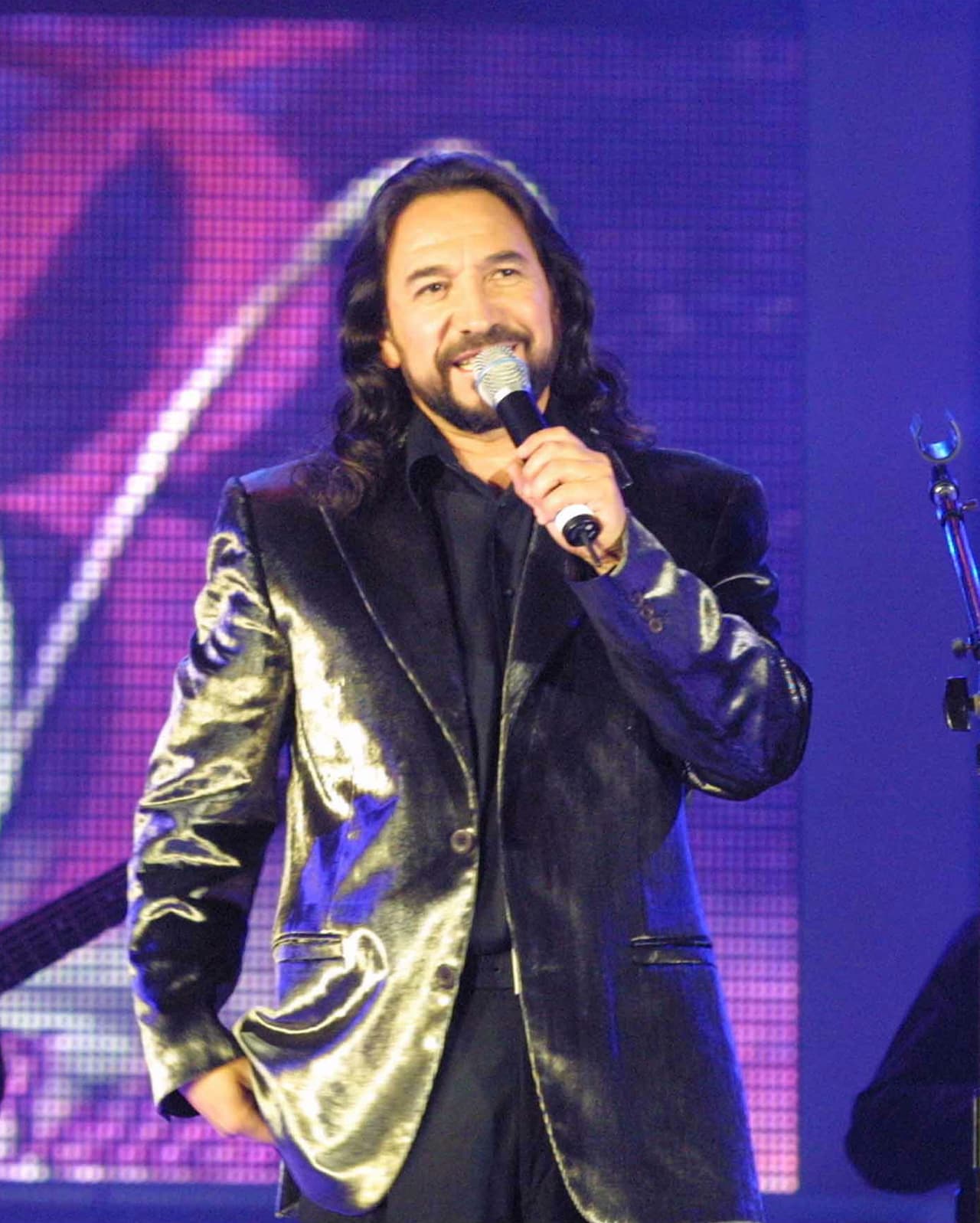 Además, en su disco "En total plenitud", incluyó el sencillo "A dónde vamos a parar", que fue elegido como tema principal de la telenovela "Teresa".