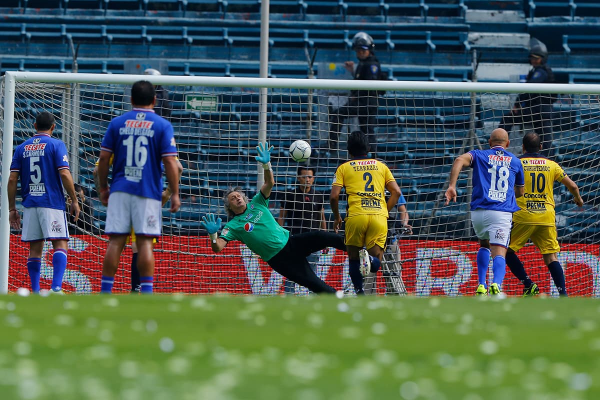 Este penal 'a lo Panenka' fue uno de los goles de Cuauhtémoc Blanco (derecha) para las leyendas del América.