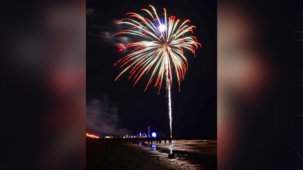 <h2 class="cms-H2-H2"><b>Galveston Island Fireworks Over The Gulf</b></h2>
<br>
<b>Dirección:</b> 
<b>Parade:</b> 
<a href="https://www.google.com/maps/place/29%C2%B017'44.6%22N+94%C2%B047'44.1%22W/@29.2957132,-94.7977807,17z/data=!3m1!4b1!4m4!3m3!8m2!3d29.2957132!4d-94.795592?entry=ttu" target="_blank">22nd to 45th St.</a> | 
<b>Fuegos artificiales:</b> 
<a href="https://www.google.com/maps?q=29.2802632,-94.8027541&z=17" target="_blank">37th & Seawall Blvd</a>
<br>
<b>Fecha y hora:</b> Martes 4 de julio | 
<b>Parade</b> – 6 a 8 pm | 
<b>Pirotecnia</b> – 9:15 a 9:45 pm
<br>
<b>Precio de Entrada:</b> Gratis
<br>