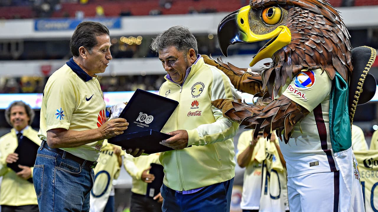 <b>Director Técnico del América en tres etapas</b>
<br>Carlos Reinoso llegó a dirigir al equipo del Club América en tres diferentes ocasiones: 1981-84, 1998 y 2011. // MEXSPORT