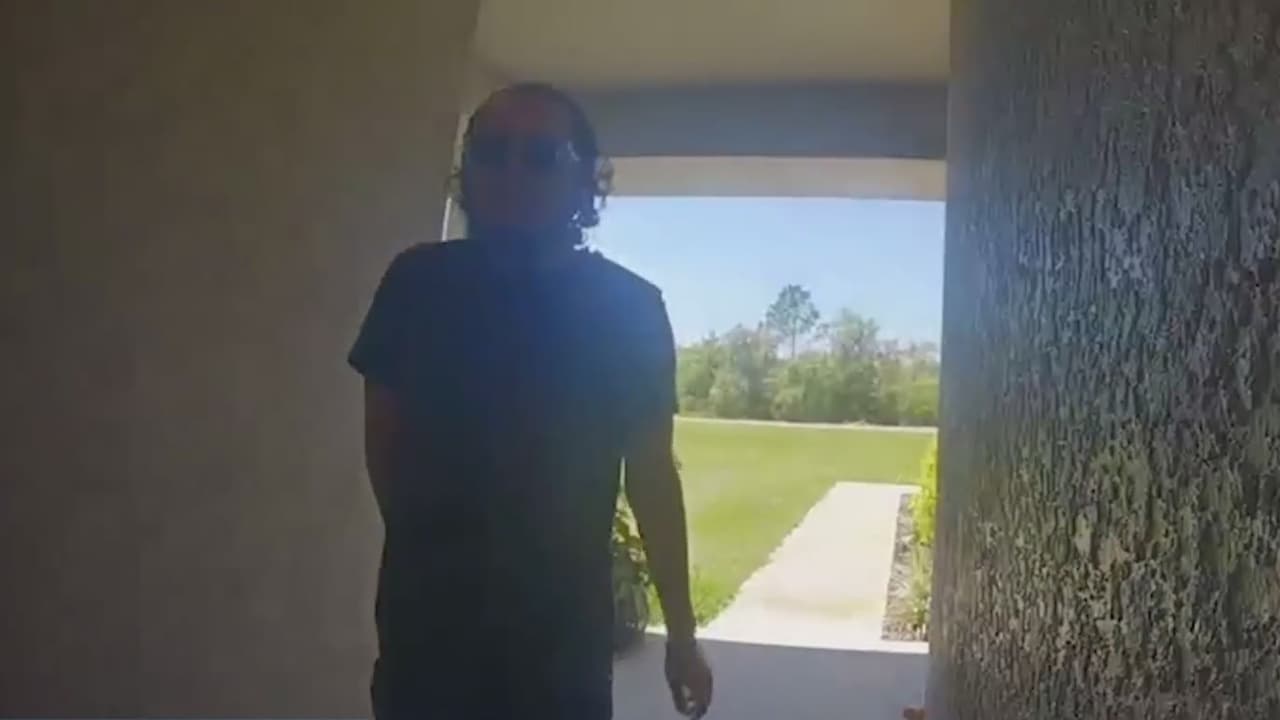 Las autoridades también señalaron que cuando sucedieron los apuñalamientos, 
<b>el acusado estaba escuchando la canción de Jay-Z y Kanye West, "No Church in the Wild"</b>, en sus auriculares.