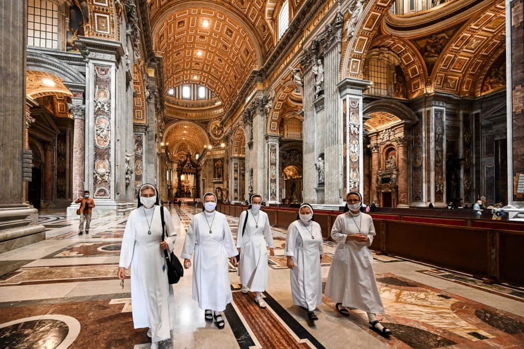 Monjas caminan por la Basílica de San Pedro, en El Vaticano, luego de que reabriera sus puertas este lunes.