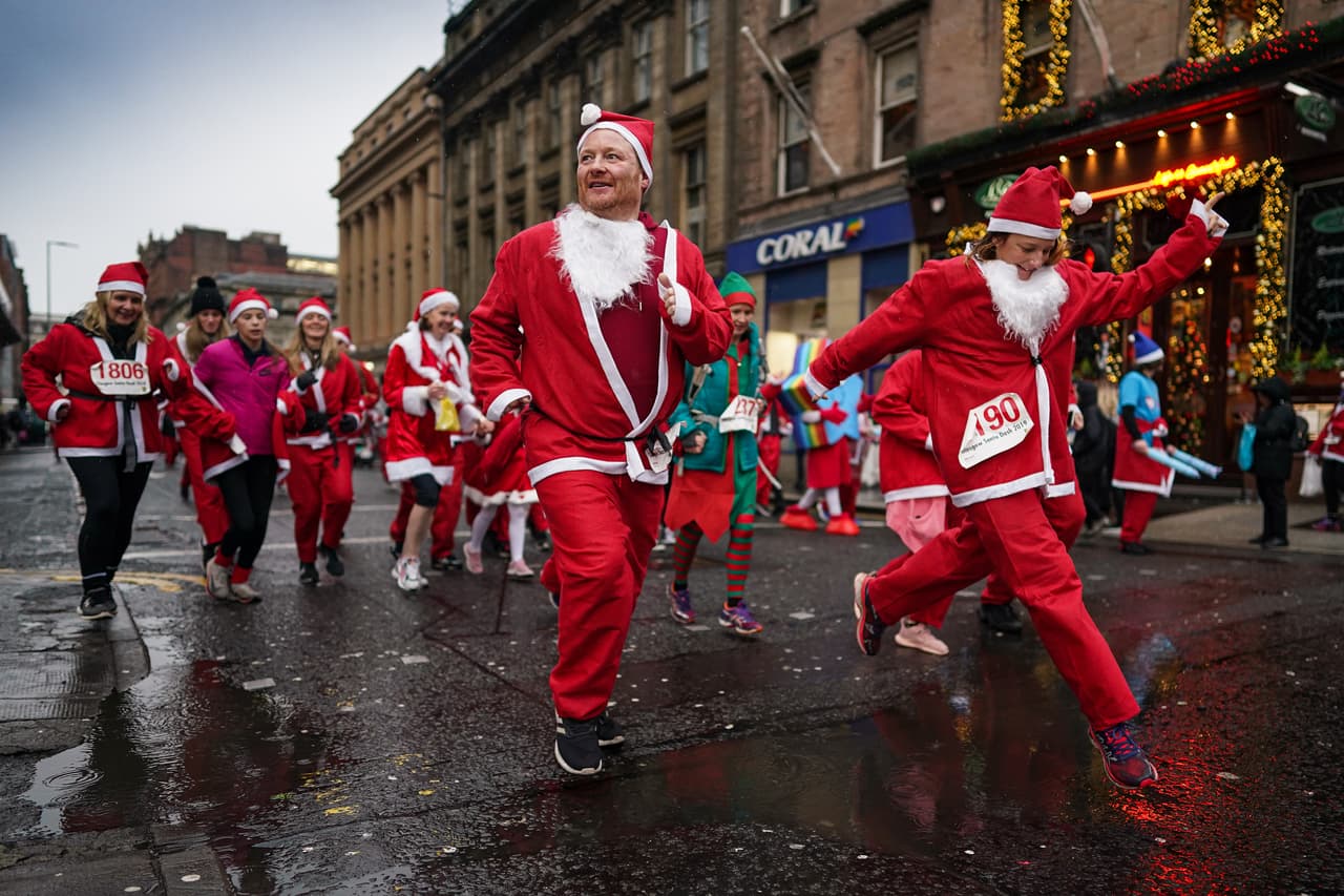Este año, los corredores debieron esquivar los pozos de agua que dejó la lluvia y lidiar con las frías temperaturas.