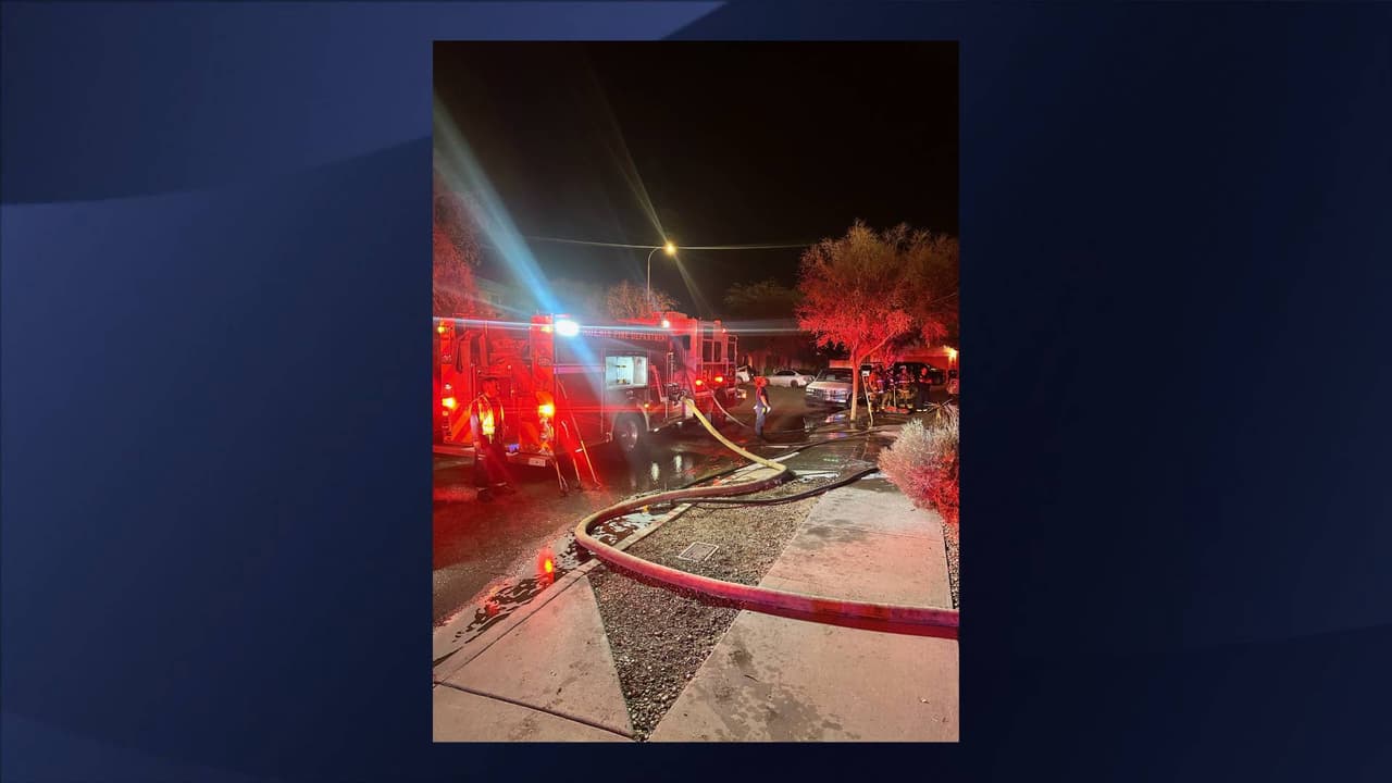 Al llegar al lugar, elementos del Departamento de Bomberos de Phoenix encontraron intensas llamas en el garaje adjunto de la propiedad.