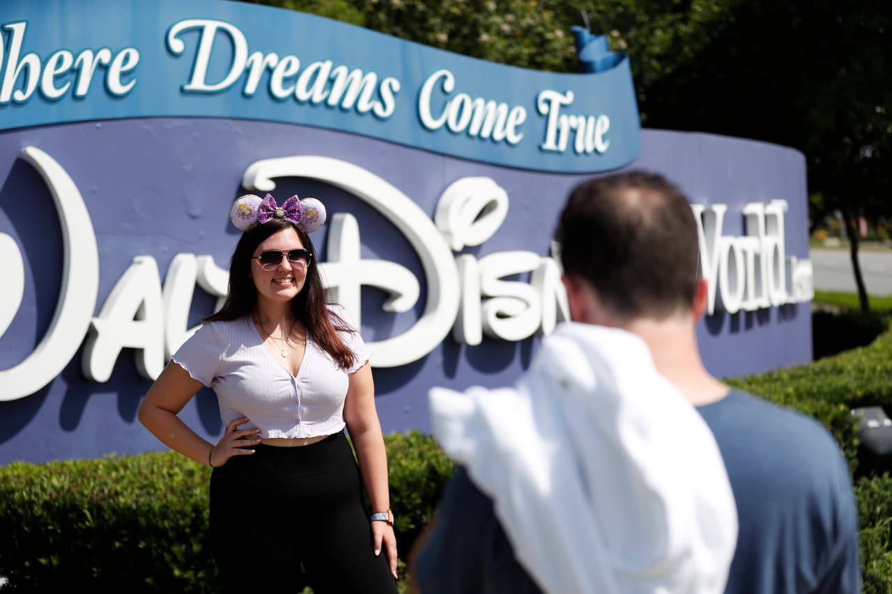 Una pareja se toma fotos en la entrada de Walt Disney World el 9 de junio. La reapertura de los parques de Disney en Florida será la primera del país y 
<a href="https://disneyworld.disney.go.com/experience-updates/resorts/"><u>según un comunicado de la compañía</u></a>, el 11 de julio abrirán el parque Magic Kingdom y Animal Kingdom. EPCOT y Hollywood Studios, también en Orlando, abrirán a partir del 15 de julio.
