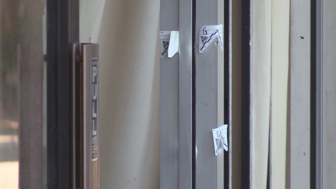 Una de las personas heridas requirió de una cirugía y su estado de salud se desconoce al momento. Los detectives están realizando entrevistas para identificar a los sospechosos.
<br>
<br>