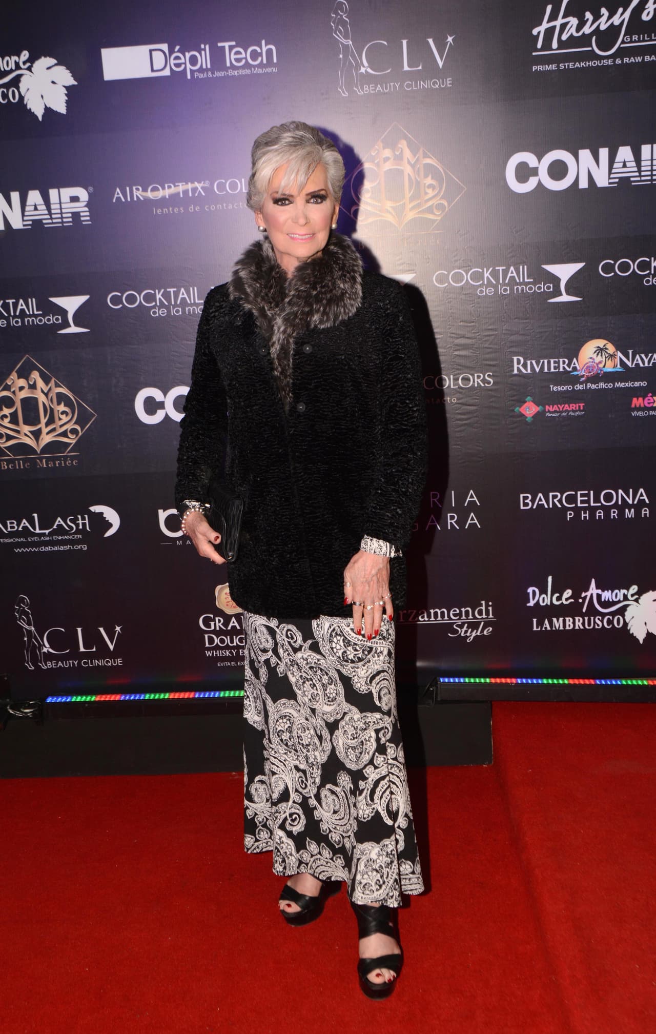 Sin embargo, a sus 74 años (en el 2014) 
<a href="https://www.univision.com/entretenimiento/chismes/felipe-gil-compositor-mexicano-se-declara-transgenero-a-sus-74-anos">abrazó su verdadera identidad:</a> la de una mujer llamada Felicia Garza.