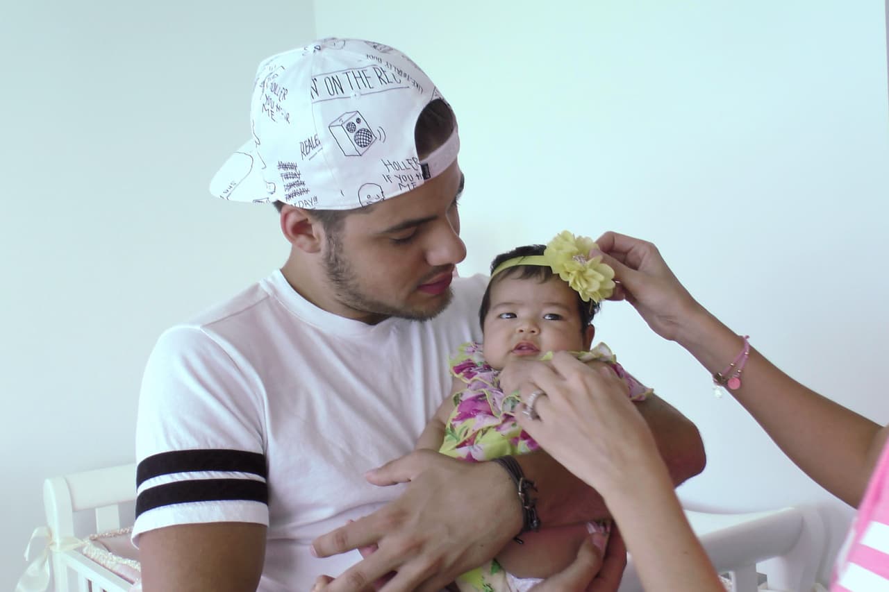 Parece que a esta nena le va a encantar andar a la moda como a su mamá.