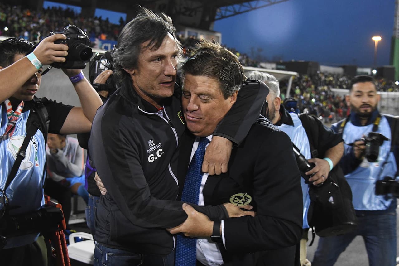 Gabriel Caballero y Miguel Herrera, los entrenadores de Bravos y Águilas dándose un efusivo abrazo antes del comienzo de las hostilidades.