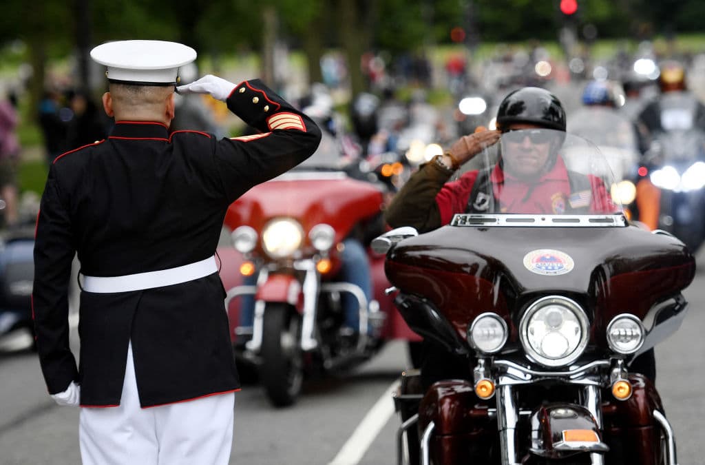 El Sargento Tim Chambers saluda a los veteranos que participan en la demostración 'Rolling to Remember' mientras pasan por el Lincoln Memorial. 
<b>El evento se realizó para honrar a los prisioneros de guerra estadounidenses y a los miembros del servicio desaparecidos en acción</b>.