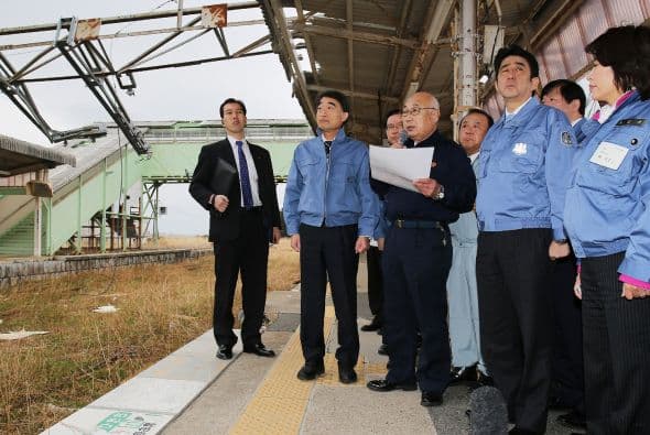 "Por fin podremos empezar a reconstruir infraestructuras del pueblo", explicó a la emisora el alcalde del municipio, Katsuya Endo.