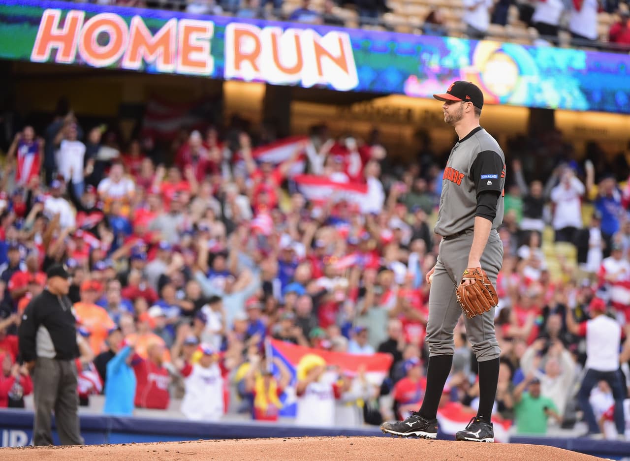 Rick Van Den Hurk, abridor de Holanda, tras recibir un cuadrangular de 2 carreras que empató el juego en la primera entrada.