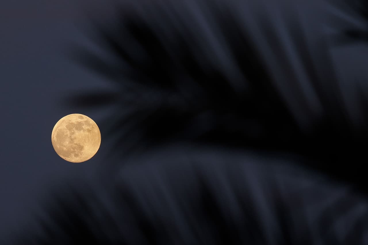 Así se captó la luna desde la playa de Roca Llisa, en Ibiza, España.