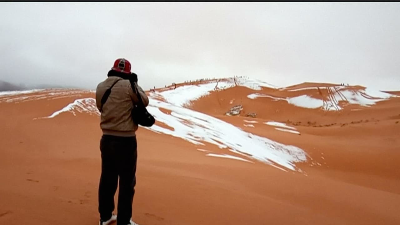 Algunos residentes de Ain Zefra aprovecharon para caminar sobre la nieve y tomar fotografías.