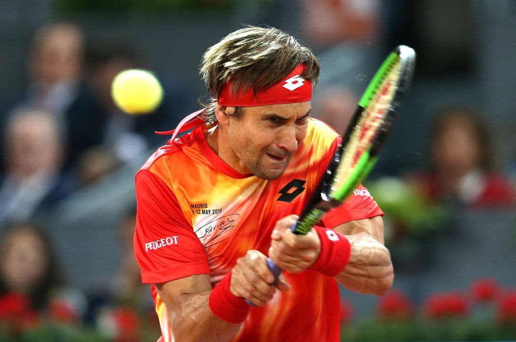 Este miércoles 8 de mayo de 2019 el tenista español David Ferrer se despidió oficialmente del tenis. El nacido en Alicante ganó 27 torneos a lo largo de su carrera, le fue esquivo un Grand Slam al quedarse en la Final del Abierto de Francia de 2013. Se apoderó con España de tres títulos de Copa Davis y será recordado como una de las raquetas más competitivas y profesionales de las últimas dos décadas. Ganó el 66.1 por ciento de sus matches. Estas son las imágenes de su último juego como profesional ante Alex Zverev en el Abierto de Madrid.