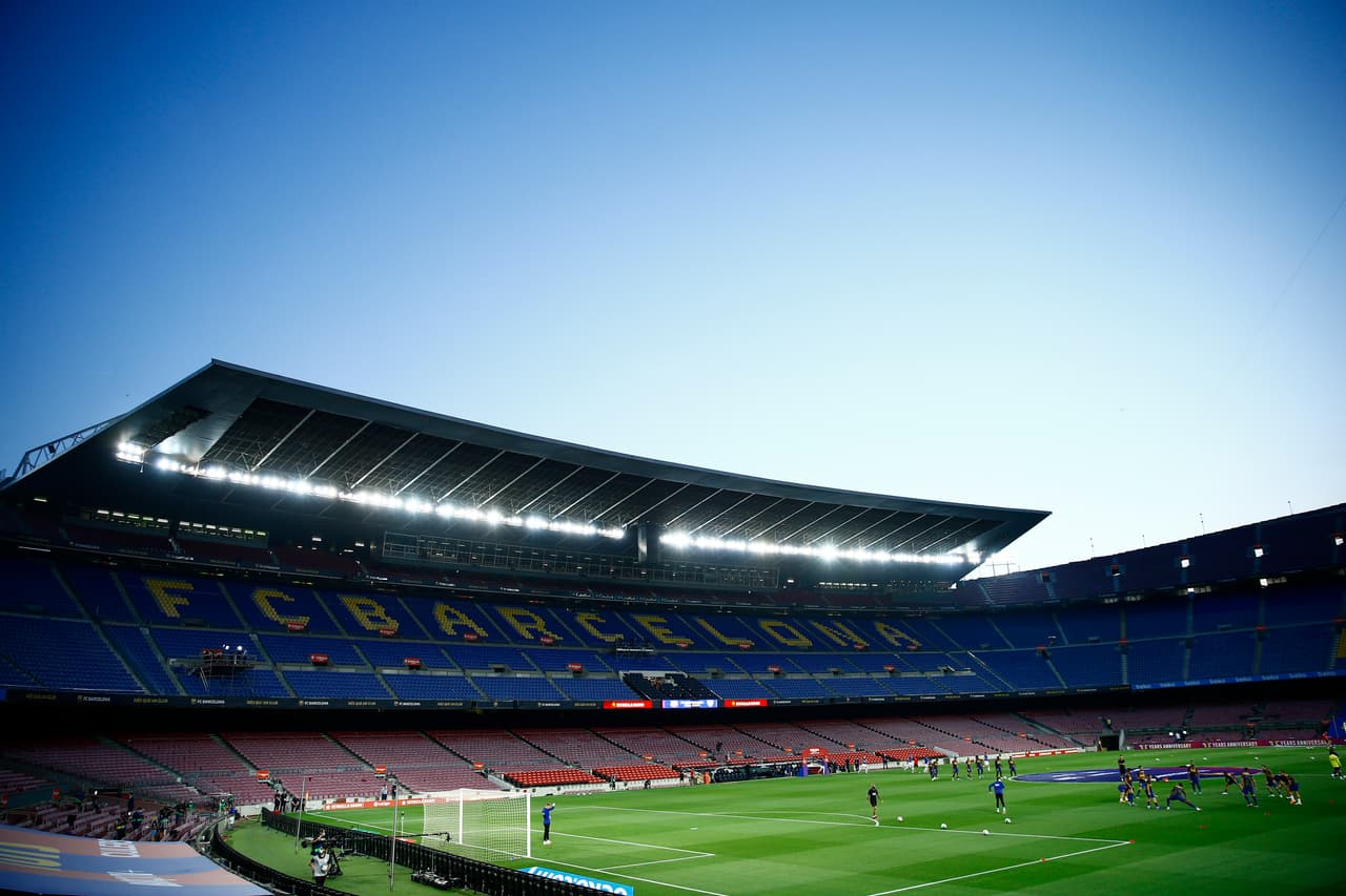 El Camp Nou lució espectacularmente vacío dado que se mantienen las medidas sanitarias tras la pandemia.