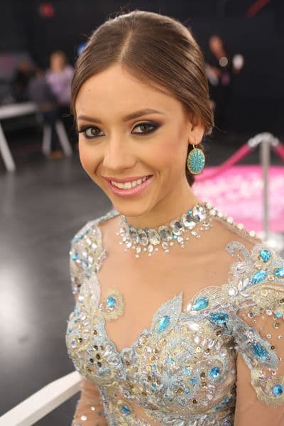 La mexicana Mariana Torres es conocida como la ''chica besucona'' de Nuestra Belleza Latina. Ella logró conquistar el corazón del hermano de Alejandra Espinoza. Trata de llevarse bien con todas y no causar problemas en la Mansión.