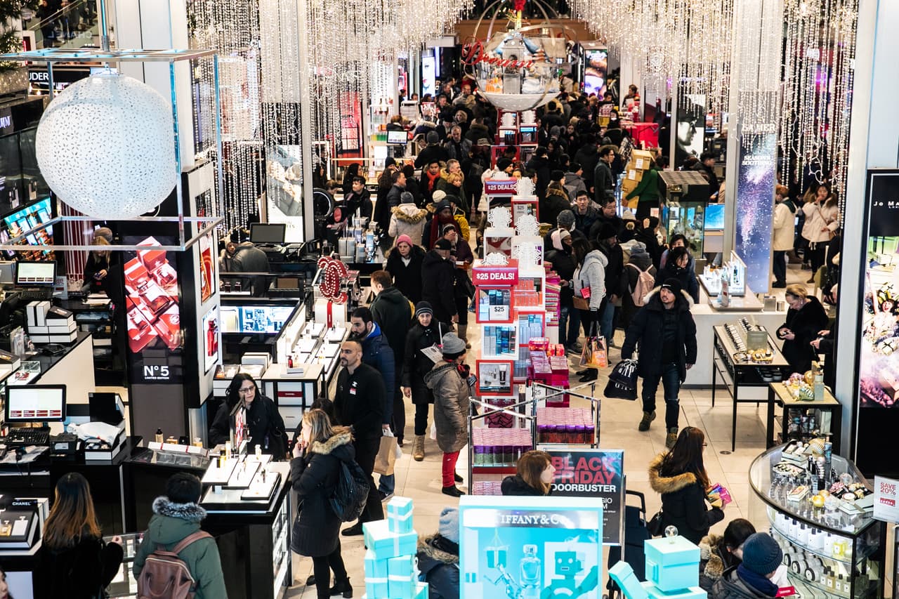 El experto recomienda que antes de salir de su casa haga una lista de lo que quiere comprar y "estar muy seguro que la lista que usted tiene, y que ese presupuesto no se le vaya de la raya, porque de otra forma vamos a estar en serios inconvenientes en los primeros días de enero cuando lleguen todas las facturas y estados de cuenta".