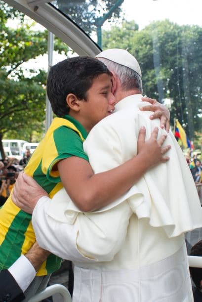 Este enternecedor abrazo se lo dio a un niño en la Quinta da Boa Vista Park en Río de Janeiro durante la visita del Papa a Brasil en julio de 2013.