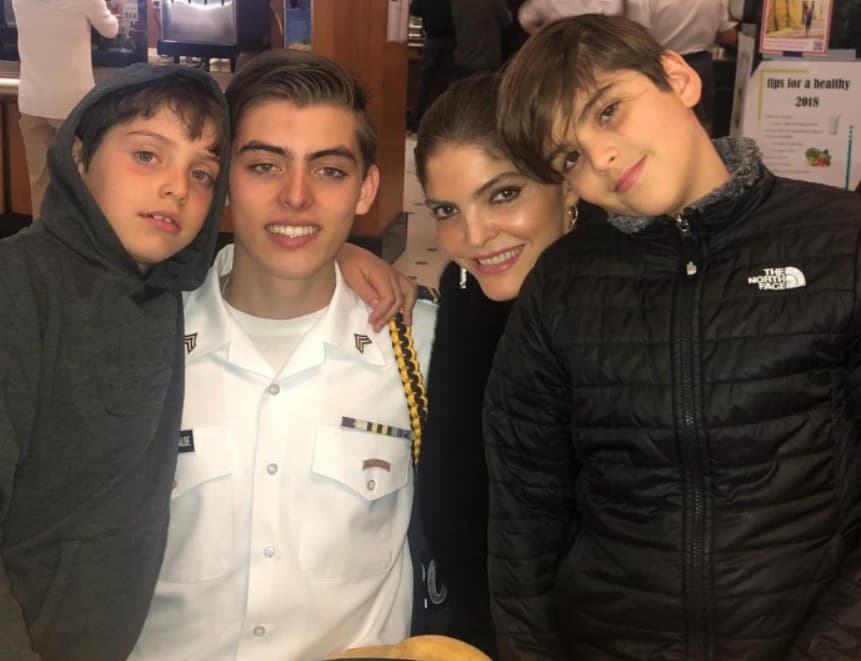<b>Ana Bárbara</b> es una madre orgullosa y en redes sociales ha dejado ver a sus seguidores lo mucho que han crecido sus tres 
<b>hijos: Emiliano (21 años), José María (15) y Jerónimo (10)</b>.