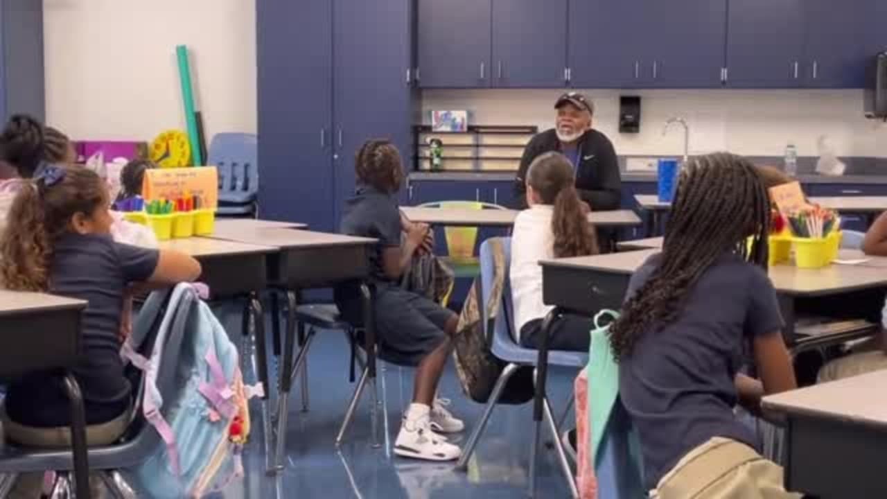 Hillsborough inicia clases con 450 vacantes de maestros y alto ausentismo