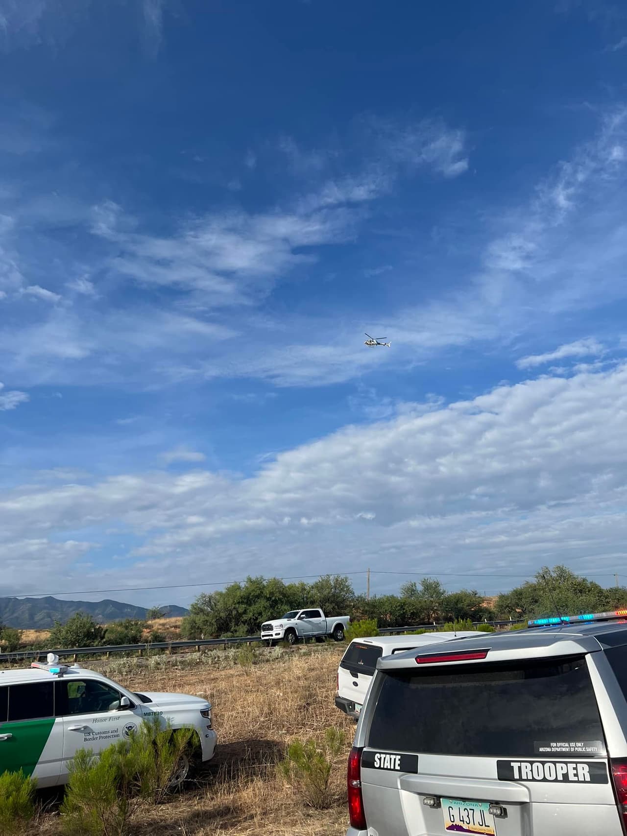 El vehículo sospechoso continuó a alta velocidad de manera imprudente a través de Buffalo Solider Trail, a través de Huachuca City/Whetstone, y hacia el norte por la autopista 90 hasta la interestatal en Benson. En la rampa de acceso a la Interestatal 10, se usaron artículos para desinflar las llantas y pudo continuar viajando hacia el oeste hasta que se detuvo cerca de la salida Skyline en la milla 301.