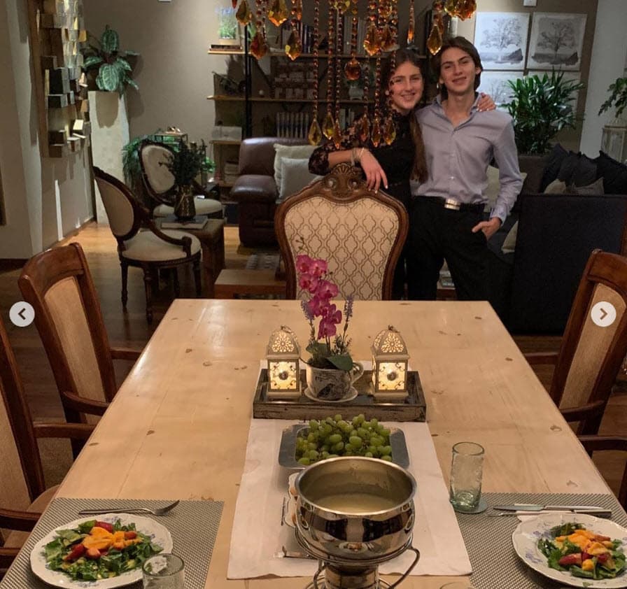 "Llevando la fiesta en
<b><a href="https://www.univision.com/local/houston-kxln/senales-para-identificar-posibles-comportamientos-depresivos-de-adolescentes-por-el-coronavirus-video" target="_blank">paz en medio de la incertidumbre</a></b>, aprovechando un tiempo que nunca habíamos tenido para disfrutarnos tanto", continuó.
<br>