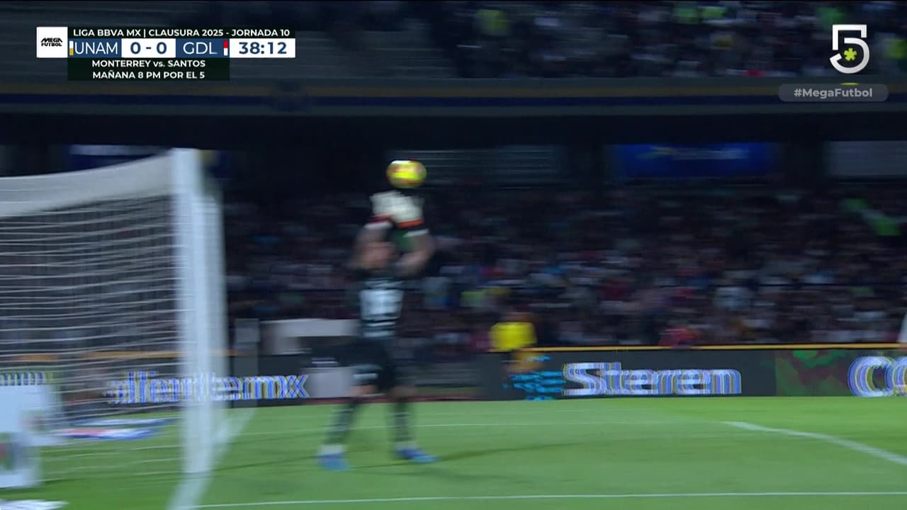 ¡Atajada salvaje de Padilla! Primero el portero y después el poste salvan a Pumas