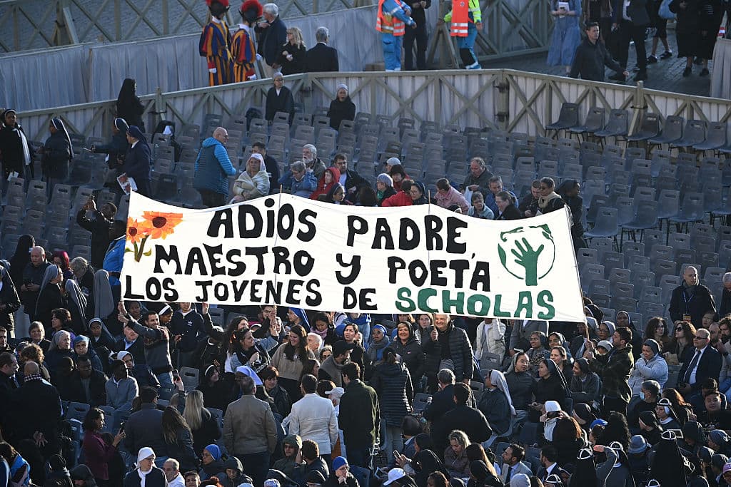 <h3 class="cms-H3-H3">"Adiós, padre, maestro y poeta"</h3>
<br>
<br>Un grupo porta una pancarta firmada como
<b> "los jóvenes de Scholas" </b>en la Plaza de San Pedro, antes del funeral del papa Francisco. Pertenecen a Scholas, una organización juvenil creada por el papa en 2013 con el fin de inolucrar a los jóvenes en la misión de la Iglesia a através de arte, el deporte o la tecnología.
<br>
