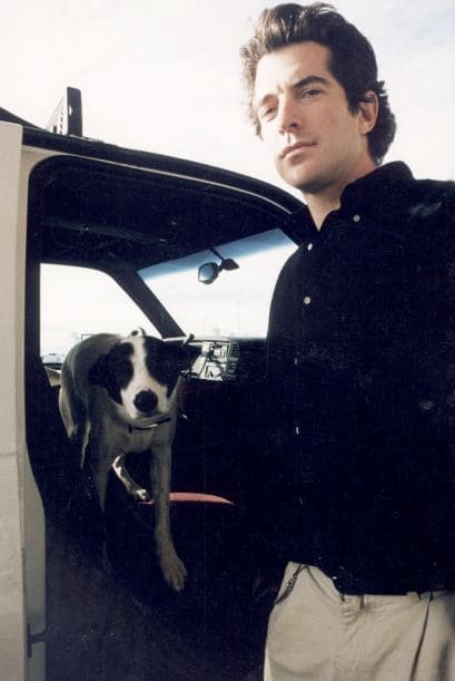 JOHN F. KENNEDY JR. Murió junto a su esposa Carolyn Bessette y su cuñada cuando se estrelló el avión que él mismo piloteaba el 16 de julio de 1999.