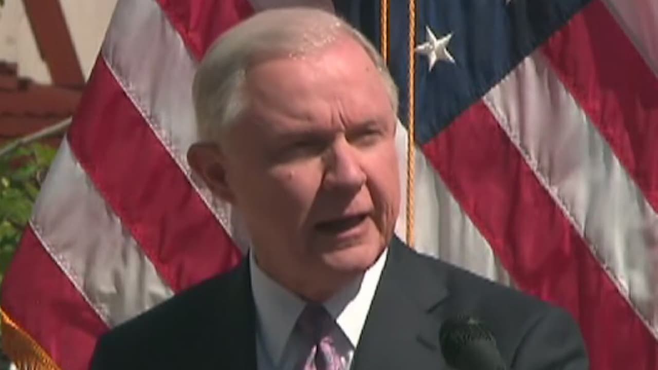  Jeff Sessions visita Long Island para discutir la violencia de las pandillas de la MS-13