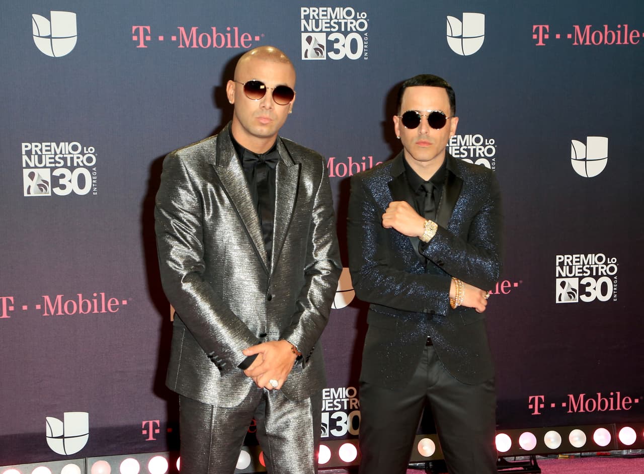 En los últimos años los hemos visto desfilar por la alfombra magenta de Premio Lo Nuestro y en la ceremonia 32, el dúo está nominado en la categoría Tour del Año.