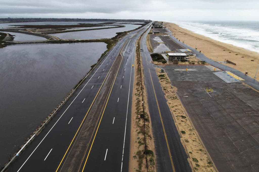Una foto tomada desde el aire, permite observar el pedazo de la PCH que fue inundado y cubierto de arena en Bolsa Chica, muy cerca de Huntington Beach.