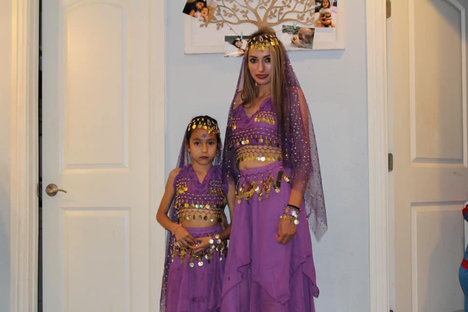 Tania Villaseñor y su hija visten un elaborado vestuario árabe.