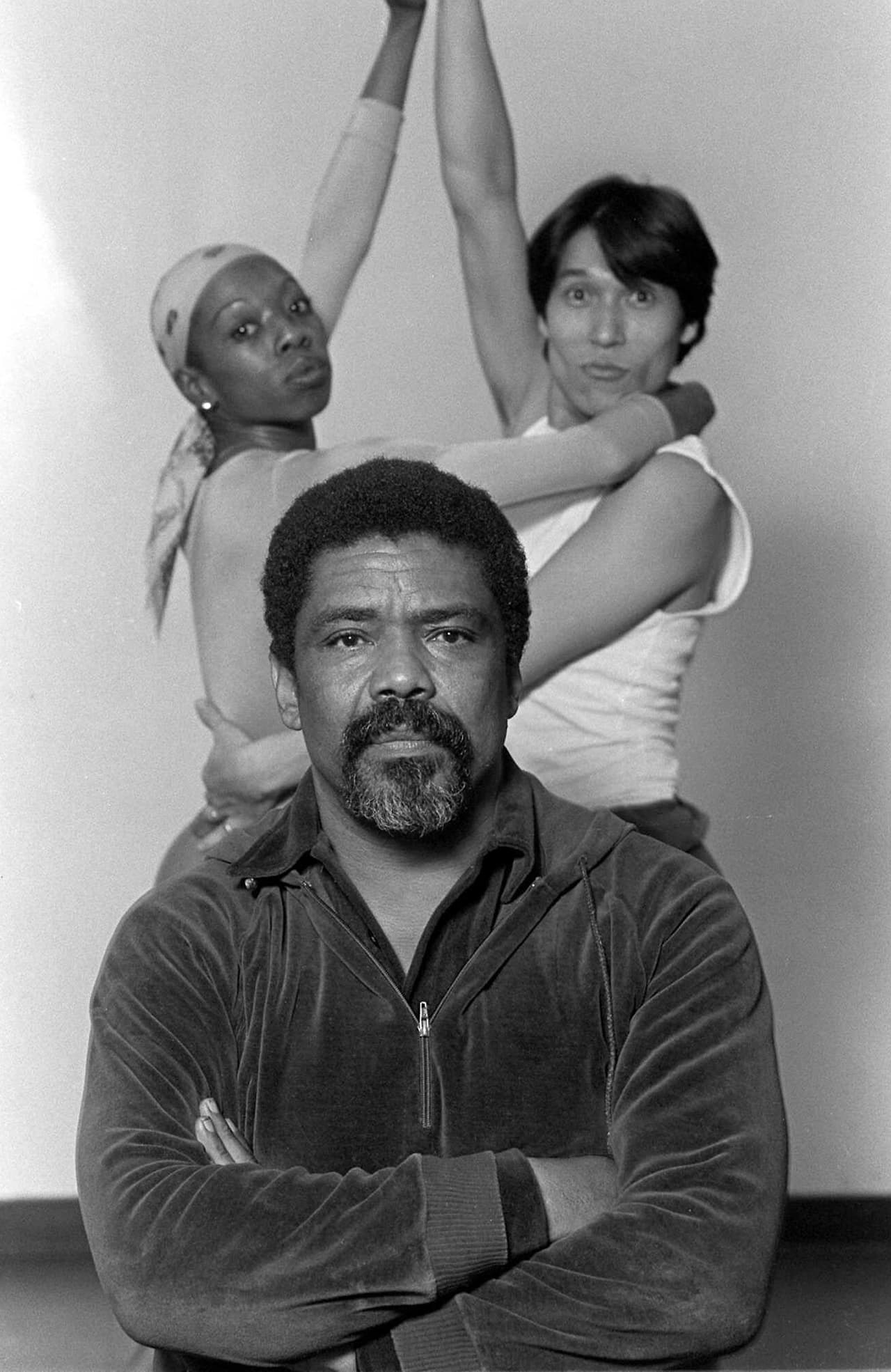 Alvin Ailey acompañado de Marilyn Banks y Masazumi Chayaparece, bailarines de 
<a href="https://www.alvinailey.org/"><u style="box-sizing: border-box;">Alvin Ailey American Dance Theater</u></a>. La fotografía fue tomada el 26 de noviembre de 1980.