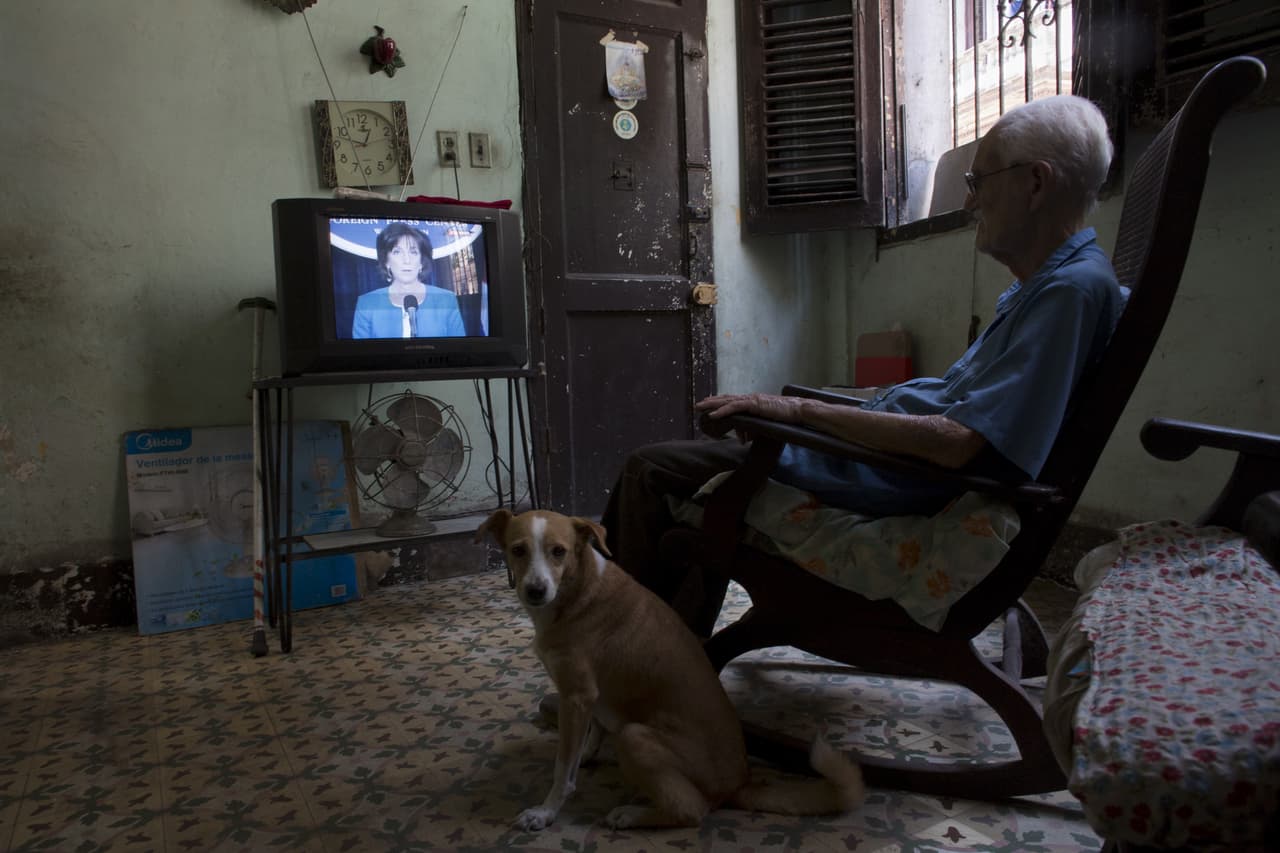 Aunque probablemente el país latinoamericano donde más se le conoce es Cuba por su papel destacado en las negociaciones. En la foto, Armando Medina de 91 años, mecánico retirado se sienta junto a su mascota “Luna” a mirar la las declaraciones de Roberta Jacobson, en La Habana el 22 de mayo de 2015.