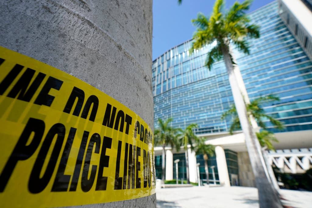 El expresidente comparecerá ante el tribunal federal el martes por docenas de cargos relacionados con el supuesto acaparamiento ilegal de información clasificada.