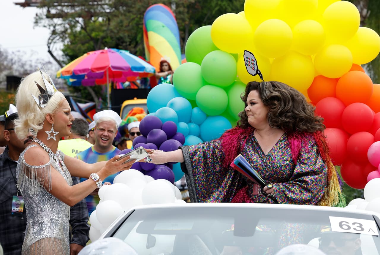 El desfile evolucionó a "Orgullo gay y lésbico" y luego se conoció como "Orgullo LGBT" en 2001 antes de convertirse en "LA Pride" durante muchos años.
<br>