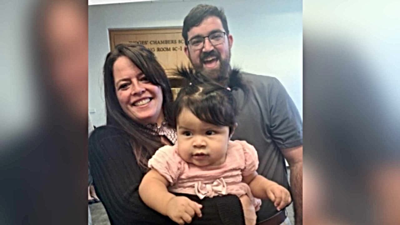 Bebé es adoptada tras 10 meses de haber sido abandonada en un bosque de Florida