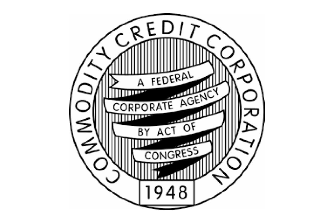 <b>Corporación de Crédito para Productos Básicos</b>
<br>
<br>Año de fundación: 1948
<br>
<br>Industria: agricultura.
<br>
<br>Esta compañía crea programas de conservación de recursos naturales, de protección de ingresos agrícolas, de estabilización de precios y de desarrollo de mercados extranjeros. 
<a href="https://www.usda.gov/ccc"><u>Es financiada por asignaciones del presupuesto Federal</u></a> y aunque fue creada en 1933 se convirtió totalmente en una corporación gubernamental en 1948.
<br>
<br>La CCC (por sus siglas en inglés) no tiene empleados directos, es administrada por una junta directiva de siete personas que responden al secretario de agricultura. Para sus operaciones utiliza empleados de diversas agencias federales, entre ellas la Agencia de Servicios Agrícolas, el Servicio de Conservación y Recursos Naturales y el Servicio Agrícola Extranjero.
<br>