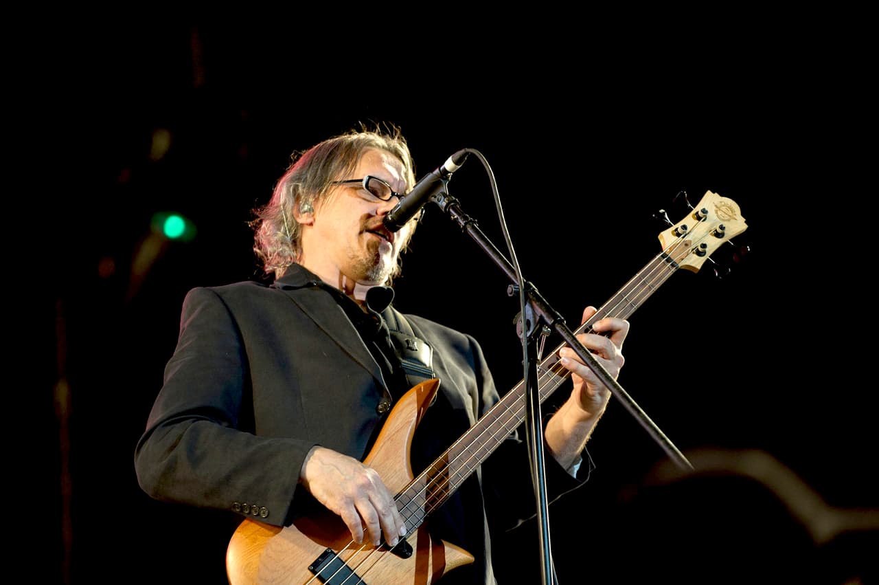 También sumaron el apoyo de Marciano Cantero, de Enanitos Verdes. Dar con él fue sencillo: "Estábamos en el estudio y nos sonó a Enanitos Verdes, y se nos prendió el bombillo", fue entonces que lo llamaron. "Es un placer tener a una leyenda en español así en nuestro disco". Aseguraron que "es increíble poder presentarle a la nueva generación quiénes son Enanitos Verdes, y recordarles a quienes siempre fueron fanáticos de Enanitos Verdes que los respetamos".