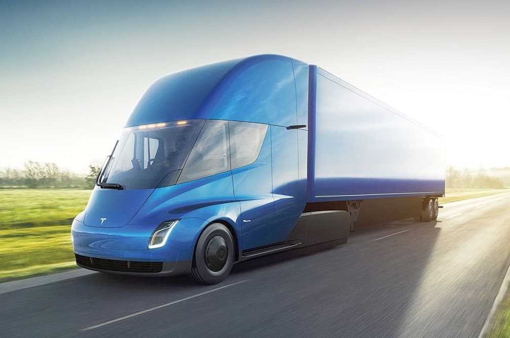 Ese mismo año, el fabricante presentó al Tesla Semi, un camión de transporte comercial con una autonomía de entre 300 y 500 millas (480 y 800 kilómetros).