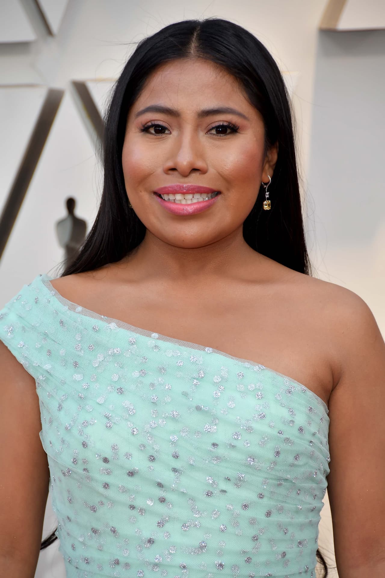 Mientras que dejó el maquillaje ligero en tonos pastel, labial rosa y unos aretes de pedrería.