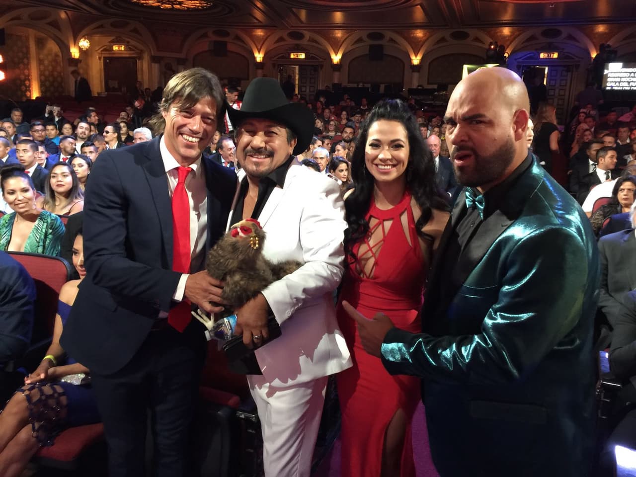 <a href="https://www.facebook.com/RaulElPelon/?fref=ts">Raúl Molinar</a>, 
<a href="https://www.facebook.com/carlamedranoo/?fref=ts&ref=br_tf">Carla Medrano</a> y
<a href="https://www.facebook.com/andresmaldonadoelfeo/?fref=ts"> Andres Maldonado</a> junto con el tecnico de Las Chivas, Matías Almeyda.