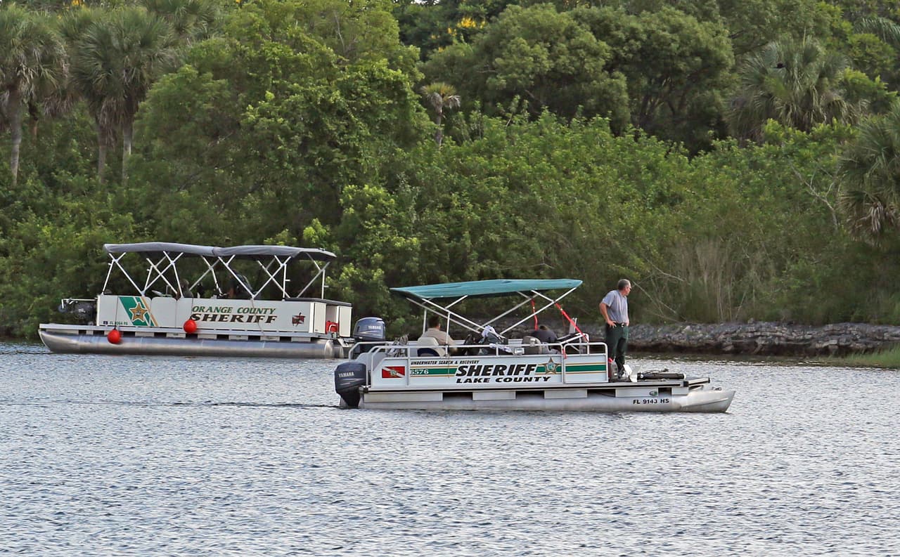 un cazador de cocodrilos y un equipo de buzos se unieron a la búsqueda este miércoles.