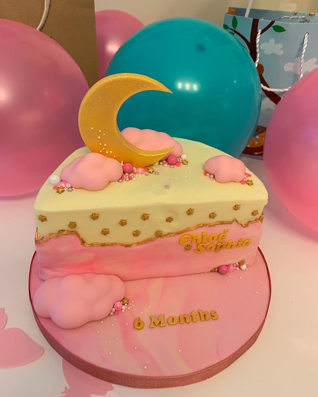 El pastel de cumple meses no faltó en la bonita celebración. Carolina le dedicó un mensaje a la niña que revolucionó su mundo: "Hoy hace 6 meses, cambiaría mi vida para siempre. Daba a luz al amor de mi vida, a la luz de mis ojos, a la razón de mi existir. Te amo, mi Chloé Sophia. Felices 6 meses mi princesa".